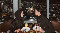 Satu lagi momen romantis Rey dan Dinda ketika makan malam bersama. Keduanya menikmati sajian salad dan BBQ lezat. Foto: Instagram/@rey_mbayang @dindahw