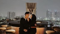 Kalau ini pose romantis mereka saat makan malam bersama. Rey dan Dinda berpose di spot populer Wolfgangs Steeakhouse yang berlokasi di SCBD, Jakarta Selatan. Foto: Instagram/@rey_mbayang @dindahw