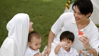 Pasutri yang terkenal dengan momen romantisnya ini juga pernah piknik dengan kedua putranya. Saat itu, Rey dan Dinda merayakan ulang tahun anaknya yang ke-3. Foto: Instagram/@rey_mbayang @dindahw