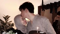 Potret romantis mereka juga dibagikan ketika Rey merayakan ulang tahun. Momen ini langsung mencuri perhatian ketika Rey membagikannya beberapa waktu lalu. Foto: Instagram/@rey_mbayang @dindahw