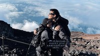 Pasangan selebriti Rey Mbayang dan Dinda Hauw merayakan hari anniversary ke-5 dengan mendaki gunung bersama. Ini potret mereka di atas Gunung Fuji, Jepang. Foto: Instagram/@rey_mbayang @dindahw