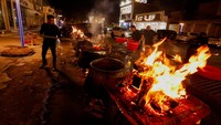 Relawan Syiah di Najaf menyiapkan qeema Najafiya dalam wajan besar selama bulan Muharram, sebagai bentuk penghormatan atas syahidnya Imam Hussein. REUTERS/Alaa Al-Marjani