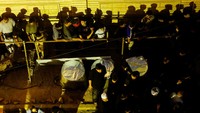 Selain makanan, para relawan juga memberikan pelayanan air dan tempat berteduh bagi ribuan peziarah yang datang dari berbagai penjuru. REUTERS/Alaa Al-Marjani
