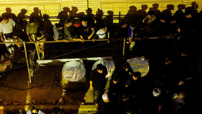 Relawan Syiah di Najaf memasak ribuan porsi qeema Najafiya. Hidangan ini dibagikan gratis untuk menghormati bulan suci Muharram dan syahidnya Imam Hussein.