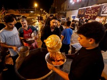 Ribuan Porsi Qeema Dibagikan Gratis Selama Muharram di Najaf