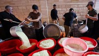 Tradisi memasak massal ini menjadi bagian tak terpisahkan dari bulan Muharram di Irak, khususnya di kota suci Najaf. REUTERS/Alaa Al-Marjani