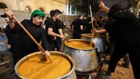 Qeema, hidangan khas berbahan daging cincang dan kacang arab, dimasak perlahan hingga berjam-jam sebelum dibagikan ke para peziarah.  REUTERS/Alaa Al-Marjani