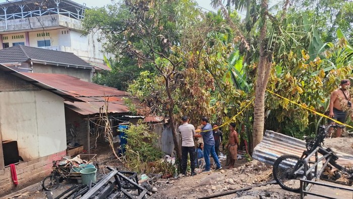 Rumah penjual BBM eceran terbakar di Padang. (Istimewa)