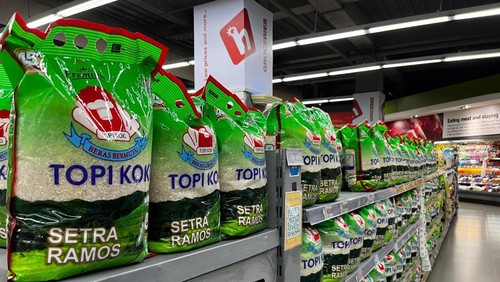 Salah satu merek beras premium di rak salah satu retail modern di Mataram, Selasa (15/7/2025). (Nathea Citra/detikBali)