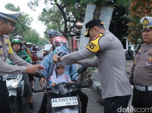 Diajak Tertib Lalin, Polisi Bagikan Helm-Coklat ke Siswa Kota Blitar