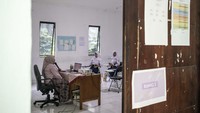 Guru menyampaikan materi kepada siswa baru saat Masa Pengenalan Lingkungan Sekolah (MPLS) di SMA Budi Luhur Cimahi, Jawa Barat, Selasa (15/7/2025). (ANTARA FOTO/Abdan Syakura)  