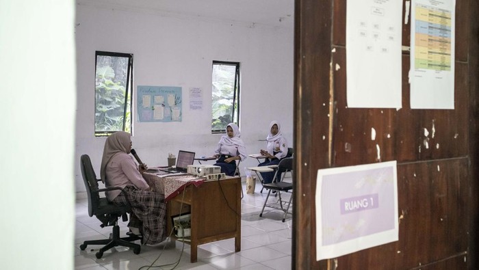Sekolah Swasta di Cimahi Hanya Terima 11 Siswa Baru Guru menyampaikan materi kepada siswa baru saat Masa Pengenalan Lingkungan Sekolah (MPLS) di SMA Budi Luhur Cimahi, Jawa Barat, Selasa (15/7/2025). Pihak sekolah menuturkan, SMA swasta ini hanya mendapatkan 11 siswa baru dalam penjaringan Sistem Penerimaan Murid Baru (SPMB) 2025. ANTARA FOTO/Abdan Syakura/nz