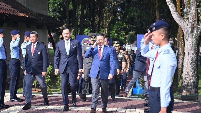 Menteri Luar Negeri RI sekaligus Kepala Lembaga Perguruan Taman Taruna Nusantara (LPTTN) Sugiono di SMA Taruna Nusantara, Magelang. Sugiono ditemani Menteri Koordinator Menko Infrastruktur dan Pengembangan Kewilayahan Agus Harimurti Yudhoyono dalam kunjungannya tersebut.