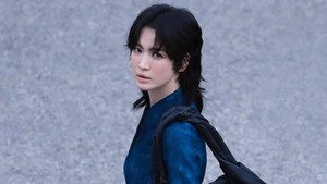 Song Hye Kyo sering disalahartikan dingin karena jarang tersenyum di depan publik, padahal emang karakternya kalem. Foto: Instagram@kyo1122