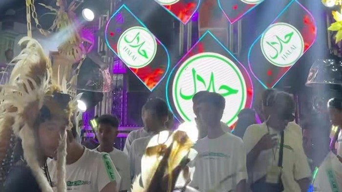 Sound horeg asal Malang tampilkan logo halal di acara karnaval Pasuruan.
