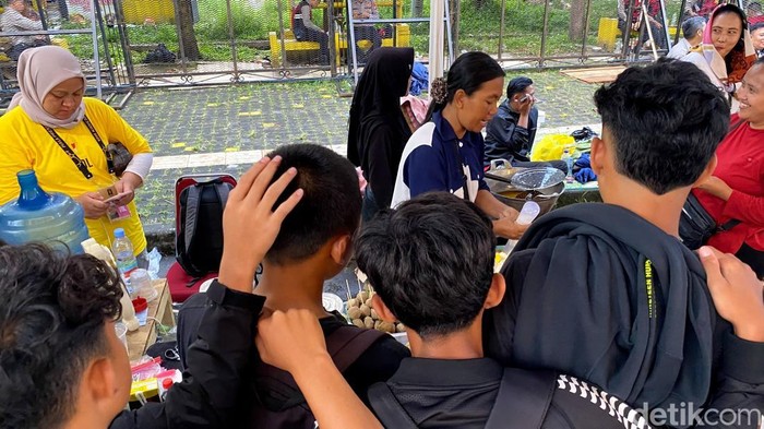 Stand UMKM di Stadion Si Jalak Harupat diramaikan oleh para pengunjung