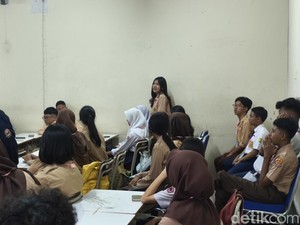 SMAN 1 Bandung Tak Lagi Kekurangan Meja dan Kursi