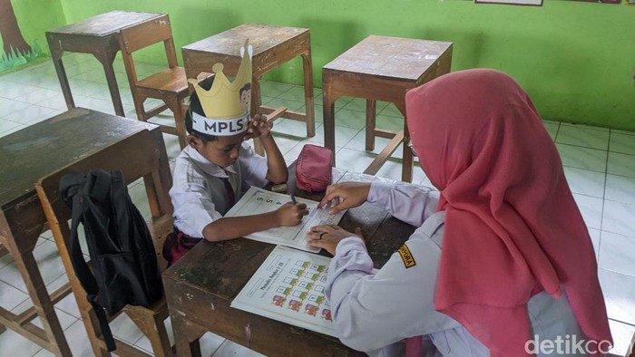 Suasana MPLS di SDN 1 Kendalrejo, Kecamatan Durenan, Trenggalek yang hanya mendapatkan satu siswa baru