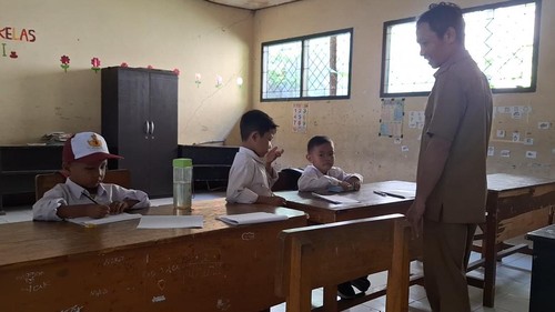 Suasana MPLS SDN 36 Ampenan, Mataram, hari kedua, Selasa (15/7/2025). Sekolah ini hanya mendapat tiga murid baru pada SPMB 2025. (Nathea Citra/detikBali)