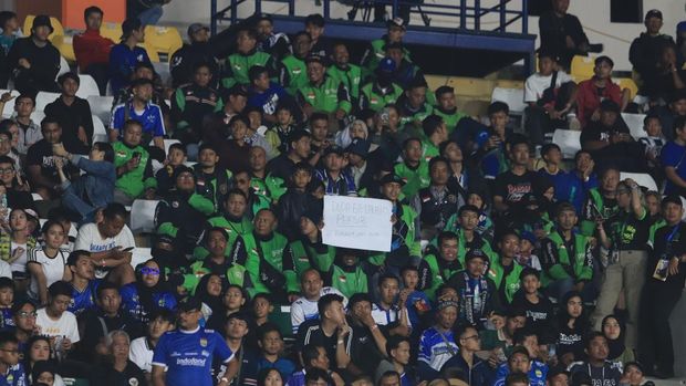 Suasana tribun di Stadion Si Jalak Harupat saat Piala Presiden 2025.