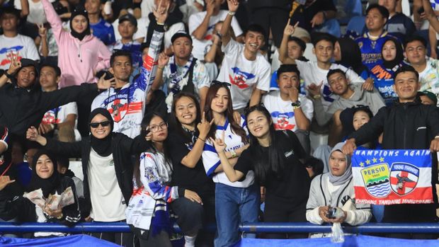 Suasana tribun di Stadion Si Jalak Harupat saat Piala Presiden 2025.