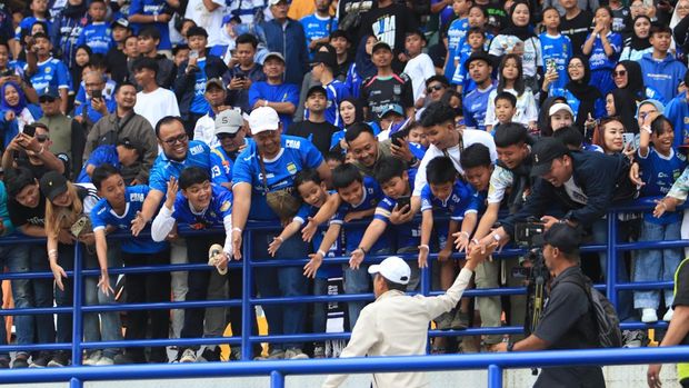 Suasana tribun di Stadion Si Jalak Harupat saat Piala Presiden 2025.