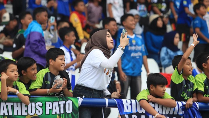 Suasana tribun di Stadion Si Jalak Harupat saat Piala Presiden 2025.