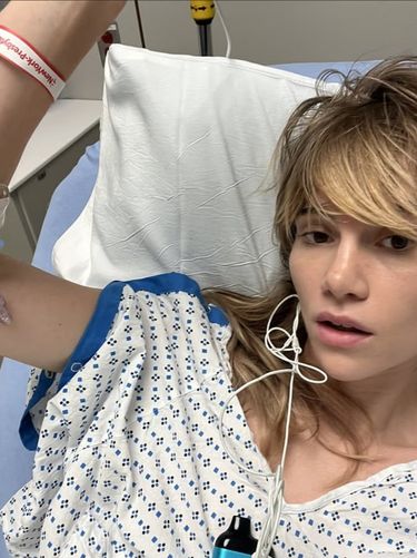 Suki Waterhouse Suki Waterhouse saat dirawat di rumah sakit karena hernia.
