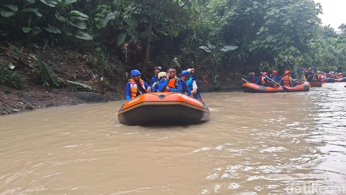 Gubernur Banten Andra Soni menyusuri Kali Banten atau Sungai Cibanten, Selasa (15/7/2025). Andra Soni kesal menemukan banyak sampah saat susur sungai.