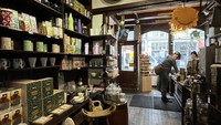 t Zonnetje berlokasi di Haarlemmerdijk, Amsterdam, Belanda. Toko ini terkenal sebagai penyaji teh dan kopi sejak dulu. Foto: Blane Bachelor/CNN Travel