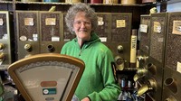 Marie-Louise Velder adalah pemilik t Zonnetje. Dikutip dari CNN Travel (30/4/2025), ia membagikan kabar menyedihkan mengenai penutupan toko teh dan kopi legendaris tersebut. Foto: Blane Bachelor/CNN Travel