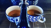 Espresso yang terlihat nikmat di t Zonnetje. Di toko ini memang tersedia hingga 30 biji kopi dari berbagai negara. Foto: Instagram tzonnetje_coffeeteashop