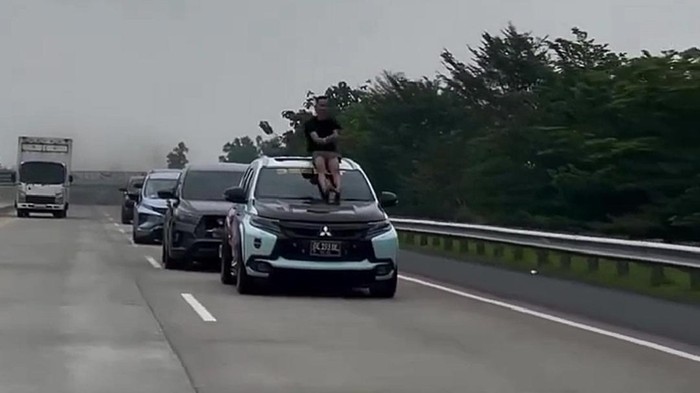 Tangkap layar video tren aura farming pacu jalur di Tol Lampung.