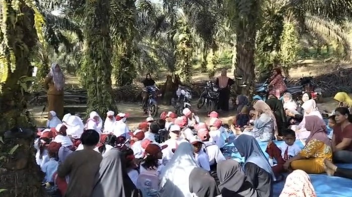 Tangkapan layar anak-anak belajar di bawah pohon sawit. (dok tangkapan layar medsos Legimin Su)
