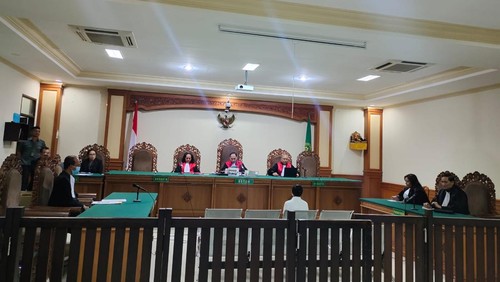 Terdakwa Made Opi Antarini saat menjalani sidang putusan kasus korupsi di LPD Desa Adat Tamblang di Pengadilan Tipikor Denpasar, Selasa (15/7/2025). (Foto: Dok. Kejari Buleleng)
