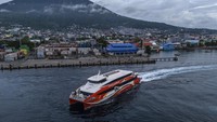 Foto udara Kapal cepat KM Express Cantika 08 rute Ternate-Sofifi berlayar melintasi perairan Ternate, Maluku Utara, Selasa (15/7/2025). Pengoperasian KM Express Cantika 08 diharapkan mampu mendukung peningkatan pelayanan publik, memperkuat konektivitas antarwilayah, serta menjadi solusi atas kebutuhan transportasi cepat dan nyaman di wilayah kepulauan Maluku Utara. ANTARA FOTO/Andri Saputra
