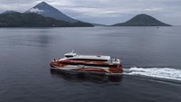 Kapal ini memiliki kapasitas angkut hingga 376 penumpang, terdiri dari 236 kursi VIP dan 114 kursi VVIP. Dengan waktu tempuh hanya sekitar 30 menit, kapal ini menjadi alternatif transportasi laut yang sangat menguntungkan, terutama bagi pegawai pemerintahan dan warga yang rutin melakukan perjalanan pulang-pergi Ternate–Sofifi. ANTARA FOTO/Andri Saputra
