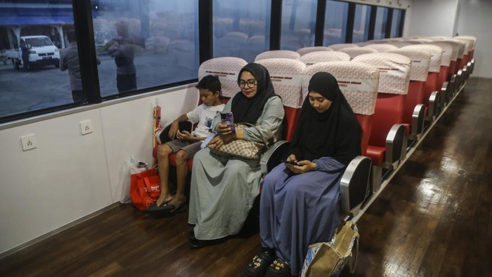 TernateβSofifi Kini Cuma 30 Menit, Kapal Cepat Mulai Beroperasi Penumpang menunggu keberangkatan Kapal cepat KM Express Cantika 08 rute Ternate-Sofifi di Pelabuhan Ahmad Yani Ternate, Maluku Utara, Selasa (15/7/2025). Kapal cepat yang mulai beroperasi pada Senin (14/7) itu memiliki kapasitas hingga 376 penumpang, 236 kursi VIP dan 114 kursi VVIP diharapkan dapat menunjang mobilitas masyarakat, khususnya Aparatur Sipil Negara (ASN) yang berkantor di Sofifi. Dengan waktu tempuh 30 menit dan memberikan kemudahan bagi para pegawai yang setiap hari harus menempuh perjalanan pulang-pergi Ternate-Sofifi. ANTARA FOTO/Andri Saputra