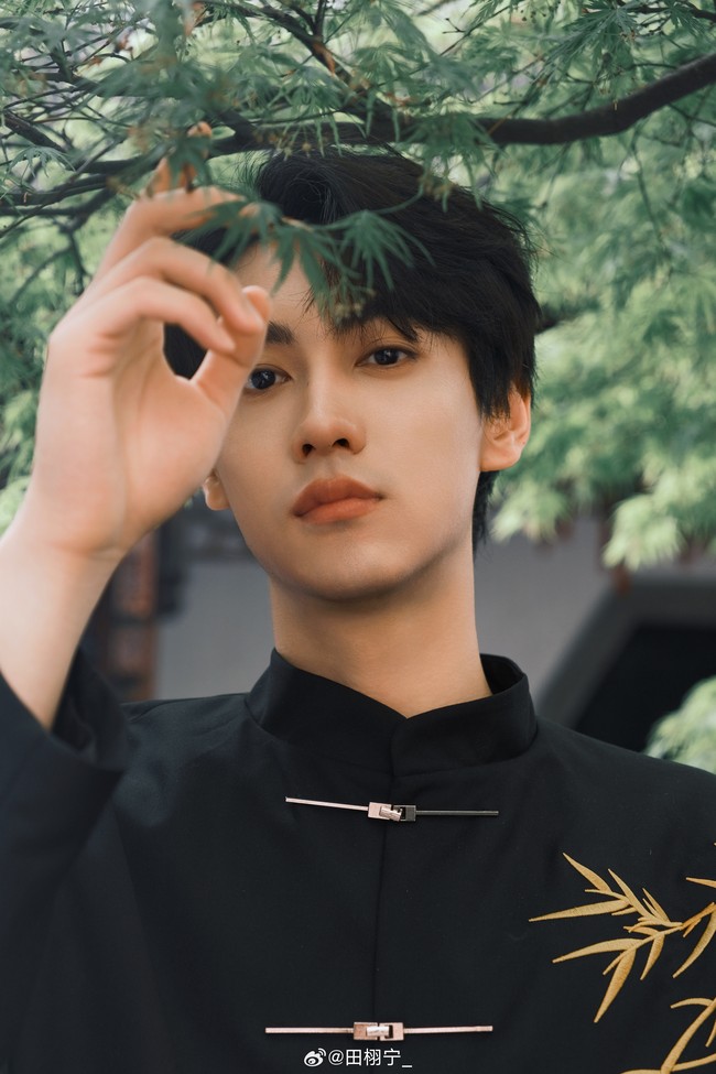 Tian Xu Ning 2021 mulai mencuri perhatian setelah membintangi drama I Am the Years You Are the Stars. Sebelumnya ia merupakan lulusan Beijing Institute of Fashion Technology. Foto: Weibo Tian Xu Ning