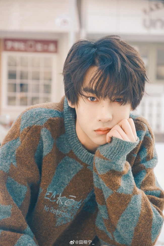 Tian Xu Ning sendiri sudah menepis kabar tersebut namun sejumlah fans merasa marah dengannya bahkan mengkonfrontasi dengan cara yang tidak menyenangkan. Ia dikuntit sampai ke pesawat selagi fans bertanya kebenaran gosip yang beredar. Foto: Weibo Tian Xu Ning