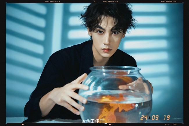 Dalam penerbangan, sejumlah fans yang duduk di kelas ekonomi berusaha untuk mendekat kepada Tian Xu Ning yang terbang di kelas bisnis. Foto: Weibo Tian Xu Ning