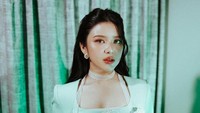 Di YouTube Authenticity ID, yang dilihat Selasa (15/7/2025), Tiara Andini mengaku pernah difitnah soal penampilannya saat ini karena produk pengurus badan. Aku katanya pernah berat sampai 70-80 gitu. Aku nyampe 60 saja gak (pernah). Jahat, ujarnya. (Foto: dok Instagram tiaraandini)