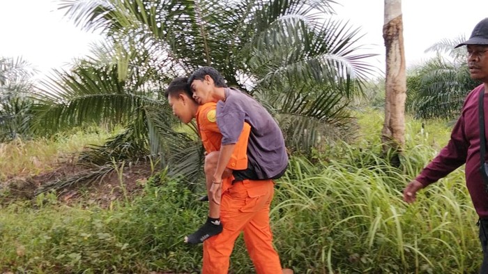 Tim SAR saat menemukan pekerja tambang batu bara yang hilang di Banyuasin.