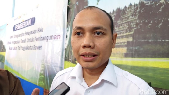 Pejabat Pembuat Komitmen (PPK) Pengadaan Jalan Tol Jogja-Bawen, Muhammad Fajri Nukman kepada wartawan di sela-sela pembayaran UGR di Balai Desa Karangkajen, Secang, Selasa (15/7/2025).