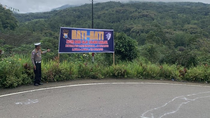 Papan peringatan dipasang di sekitar lokasi kecelakaan truk terguling di Kabupaten Toraja Utara.