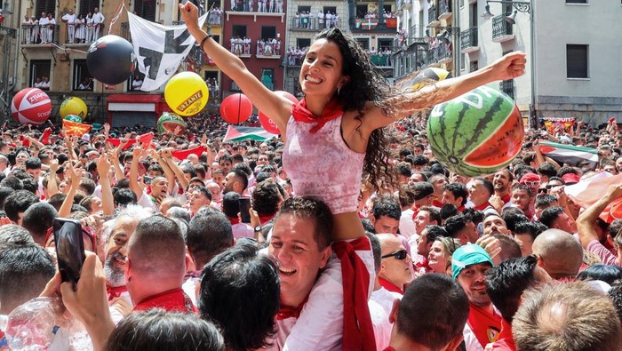Tradisi Ekstrem San Fermin di Spanyol Bikin Turis Deg-degan Revellers participate in the opening of the San Fermin festival (Chupinazo) in Pamplona, Spain, July 6, 2025. REUTERS/Pankra Nieto