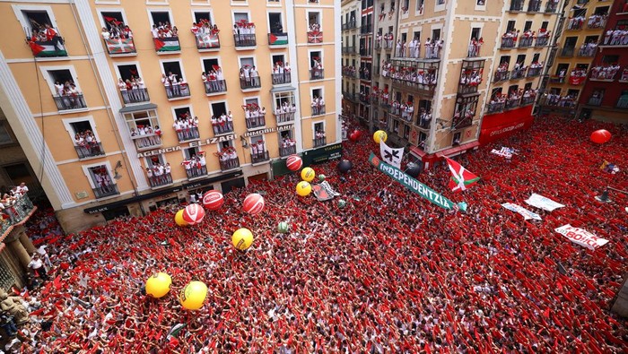 Tradisi Ekstrem San Fermin di Spanyol Bikin Turis Deg-degan Revellers participate in the opening of the San Fermin festival (Chupinazo) in Pamplona, Spain, July 6, 2025. REUTERS/Albert Gea
