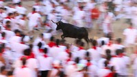 Sebelum berlari, peserta berdoa meminta perlindungan San Fermin. Lari banteng ini menempuh jarak sekitar 800 meter dan penuh risiko. (REUTERS/Albert Gea)