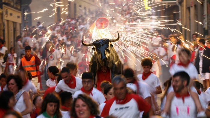 Tradisi Ekstrem San Fermin di Spanyol Bikin Turis Deg-degan Revellers participate in the opening of the San Fermin festival (Chupinazo) in Pamplona, Spain, July 6, 2025. REUTERS/Albert Gea
