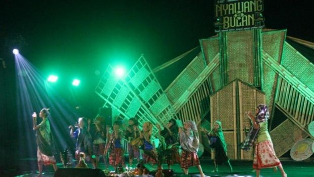 Tradisi membaca naskah kuno di bawah sinar bulan purnama di Situs Jambansari.